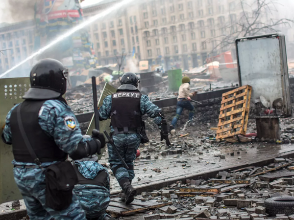 基辅独立广场出现警察，与抗议者发生冲突。 - 俄罗斯卫星通讯社