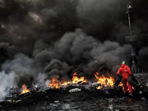 基辅格鲁舍夫斯基大街可以看到一名支持欧盟一体化集会的参与者。 - 俄罗斯卫星通讯社