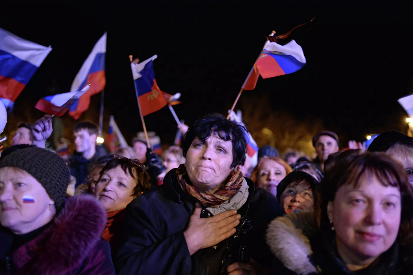 塞瓦斯托波尔居民参加克里米亚公投后举行的庆祝活动。
   - 俄罗斯卫星通讯社