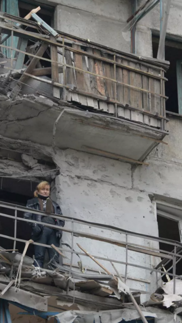 一名女子站在被乌军轰炸的房屋阳台上。 - 俄罗斯卫星通讯社