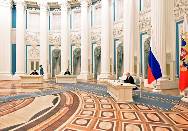 2022年2月21日，俄罗斯总统弗拉基米尔·普京、顿涅茨克共和国领导人丹尼斯·普希林和卢甘斯克共和国领导人列昂尼德·帕塞奇尼克在俄罗斯莫斯科签署法令，承认乌克兰上述地区为独立实体。
  - 俄罗斯卫星通讯社