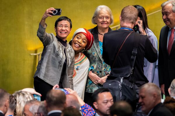 诺贝尔和平奖得主、记者玛丽亚·雷沙与全球和平倡导者玛丽亚姆·布卡尔在联合国大会第八十届会议发言后共同自拍。摄于2025年9月22日联合国总部。 诺贝尔和平奖得主、记者玛丽亚·雷沙与全球和平倡导者玛丽亚姆·布卡尔在联合国大会第八十届会议发言后共同自拍。摄于2025年9月22日联合国总部。 - 俄罗斯卫星通讯社