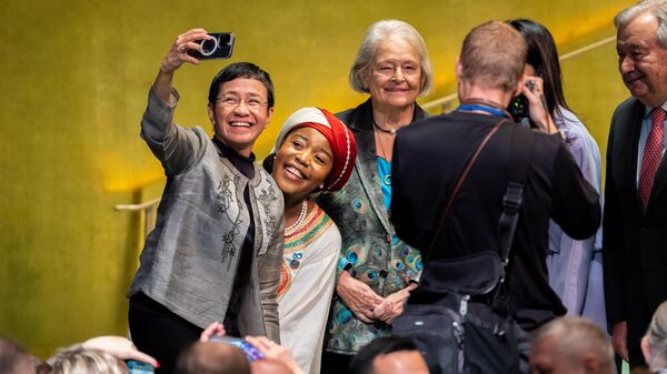 在联合国总部举行的联合国大会第八十届会议期间，玛丽亚·雷沙与玛丽亚姆·布卡尔在发言后共同自拍。 - 俄罗斯卫星通讯社