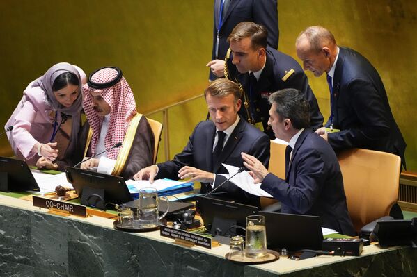 2025年9月22日,法国总统埃马纽埃尔·马克龙(中)在联合国总部准备发言。此次高级别会议旨在推动国际社会对巴以冲突"两国方案"的支持。 2025年9月22日,法国总统埃马纽埃尔·马克龙(中)在联合国总部准备发言。此次高级别会议旨在推动国际社会对巴以冲突"两国方案"的支持。 - 俄罗斯卫星通讯社