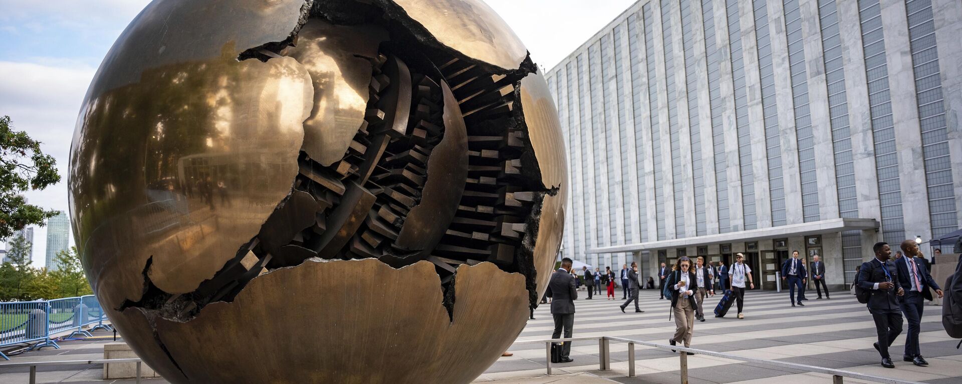 Люди прогуливаются по площади возле скульптуры Сфера внутри сферы перед штаб-квартирой ООН в первый день 80-й сессии Генеральной Ассамблеи ООН - 俄罗斯卫星通讯社, 1920, 23.09.2025