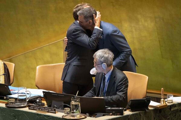 法国总统埃马纽埃尔·马克龙与西班牙首相佩德罗·桑切斯在联合国巴以问题高级别会议期间相互致意。摄于2025年9月22日联合国总部。 法国总统埃马纽埃尔·马克龙与西班牙首相佩德罗·桑切斯在联合国巴以问题高级别会议期间相互致意。摄于2025年9月22日联合国总部。 - 俄罗斯卫星通讯社