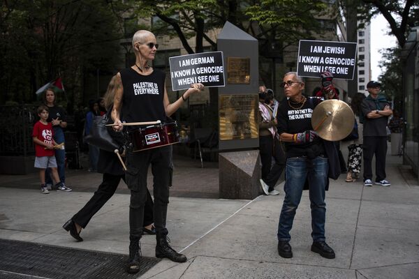 2025年9月22日,纽约联合国总部外,民众在第八十届联大讨论两国方案期间举行集会,抗议持续进行的巴以战争。 2025年9月22日,纽约联合国总部外,民众在第八十届联大讨论两国方案期间举行集会,抗议持续进行的巴以战争。 - 俄罗斯卫星通讯社