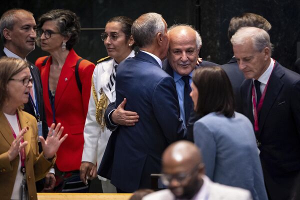 巴勒斯坦常驻联合国观察员里亚德·曼苏尔在第八十届联大高级别周开幕时与其他与会者致意。摄于2025年9月22日联合国总部。 巴勒斯坦常驻联合国观察员里亚德·曼苏尔在第八十届联大高级别周开幕时与其他与会者致意。摄于2025年9月22日联合国总部。 - 俄罗斯卫星通讯社