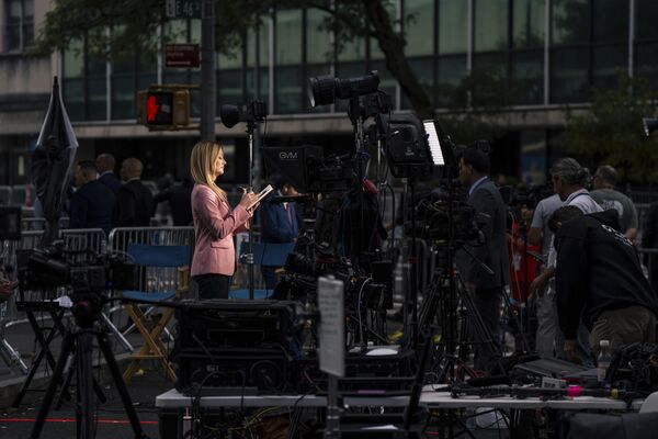 一名记者在第八十届联大高级别周首日于联合国总部外进行直播准备。摄于2025年9月22日。 一名记者在第八十届联大高级别周首日于联合国总部外进行直播准备。摄于2025年9月22日。 - 俄罗斯卫星通讯社