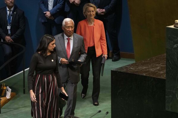 欧洲理事会主席安东尼奥·科斯塔(中)与欧盟委员会主席乌尔苏拉·冯德莱恩(右后)步入联合国巴以问题高级别会议会场。摄于2025年9月22日联合国总部。 欧洲理事会主席安东尼奥·科斯塔(中)与欧盟委员会主席乌尔苏拉·冯德莱恩(右后)步入联合国巴以问题高级别会议会场。摄于2025年9月22日联合国总部。 - 俄罗斯卫星通讯社