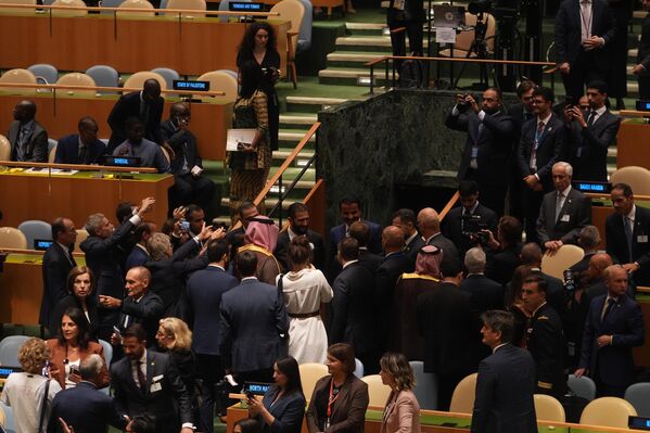 9月22日,法国总统埃马纽埃尔·马克龙在纽约联合国总部举行的巴勒斯坦问题高级别国际会议上发表演讲。这场会议聚焦解决巴勒斯坦问题及推进两国方案。 9月22日,法国总统埃马纽埃尔·马克龙在纽约联合国总部举行的巴勒斯坦问题高级别国际会议上发表演讲。这场会议聚焦解决巴勒斯坦问题及推进两国方案。 - 俄罗斯卫星通讯社