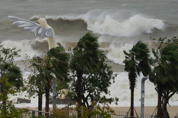 2025年9月24日，随着台风逼近，巨浪猛烈拍打着深圳市一座巨型雕塑附近的海滩。 - 俄罗斯卫星通讯社