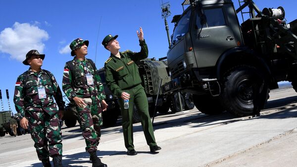 印尼武装部队士兵（左）在俄罗斯滨海边疆区谢尔盖耶夫斯基训练场检查设备（资料图片） - 俄罗斯卫星通讯社