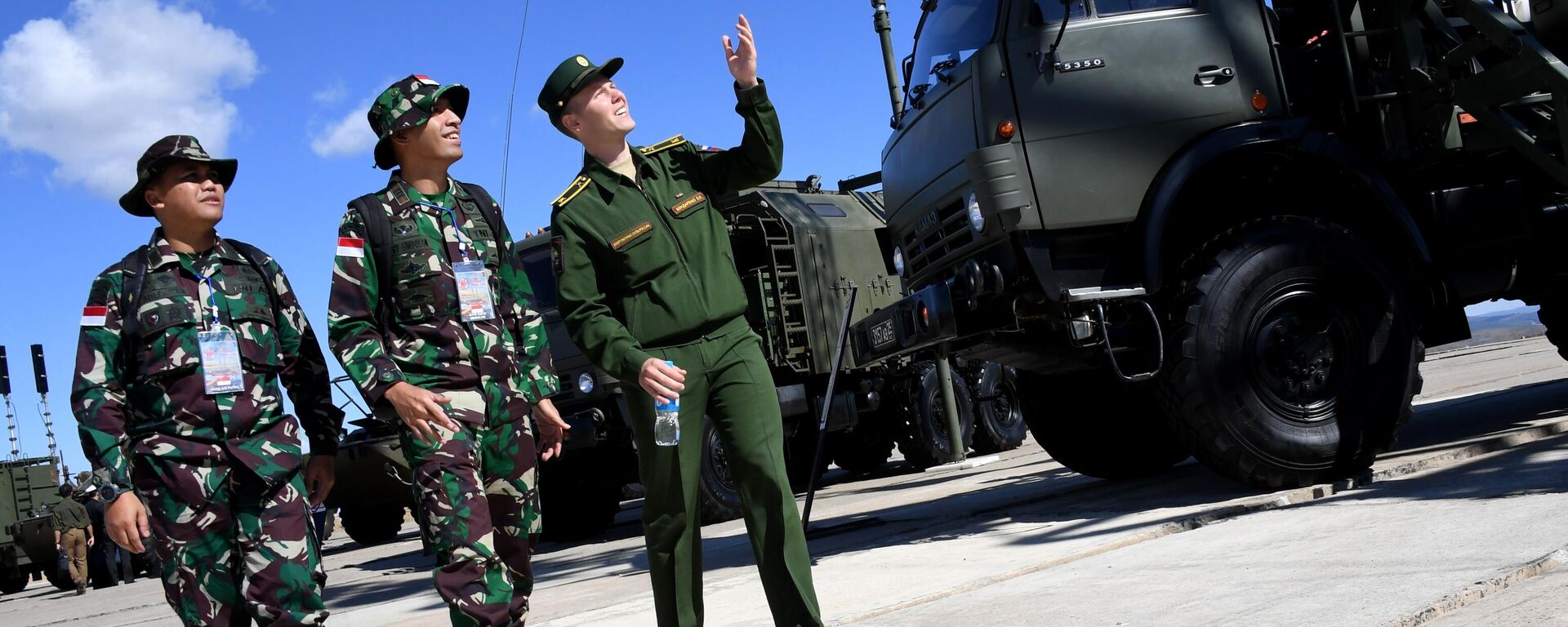 印尼武装部队士兵（左）在俄罗斯滨海边疆区谢尔盖耶夫斯基训练场检查设备（资料图片） - 俄罗斯卫星通讯社, 1920, 25.09.2025