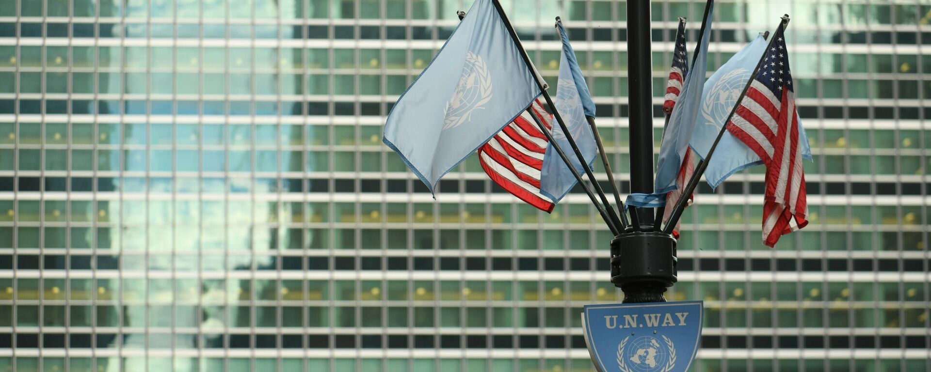 Флаги США и ООН у здания штаб-квартиры ООН в Нью-Йорке. - 俄罗斯卫星通讯社, 1920, 25.09.2025
