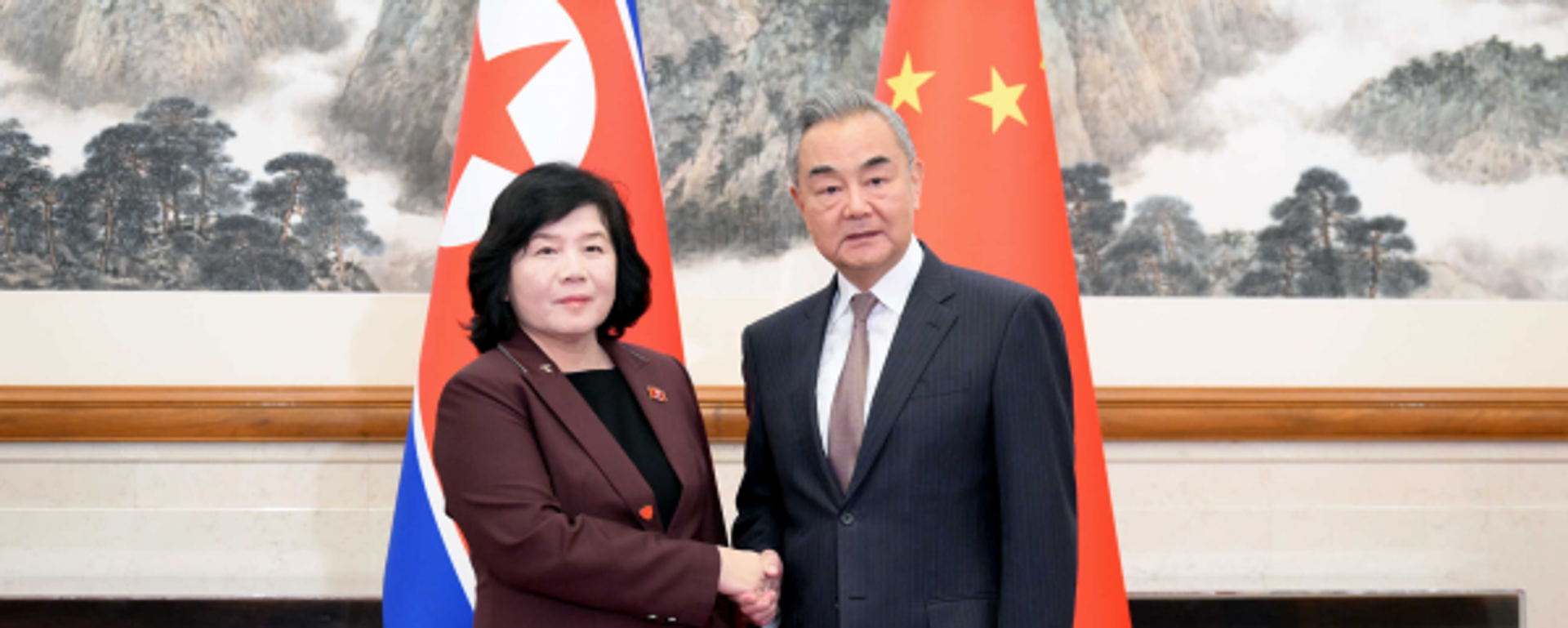 中共中央政治局委员、外交部长王毅在北京同朝鲜外相崔善姬举行会谈 - 俄罗斯卫星通讯社, 1920, 28.09.2025