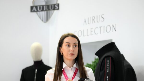 俄罗斯奥鲁斯（Aurus）品牌的服装、手提包和鞋子在“创新工业·白俄罗斯”国际工业展上首次向公众展示。 - 俄罗斯卫星通讯社