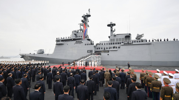 金正恩参观武器装备展览会，登上“崔贤”号驱逐舰 - 俄罗斯卫星通讯社