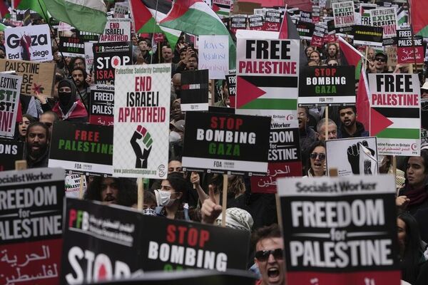 Protesters attend a pro Palestinian demonstration in London - 俄羅斯衛星通訊社