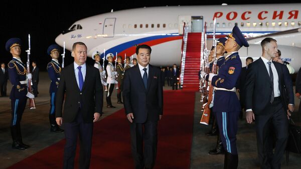 俄羅斯聯邦安全會議副主席、統一俄羅斯黨主席梅德韋傑夫飛抵朝鮮進行訪問 - 俄羅斯衛星通訊社