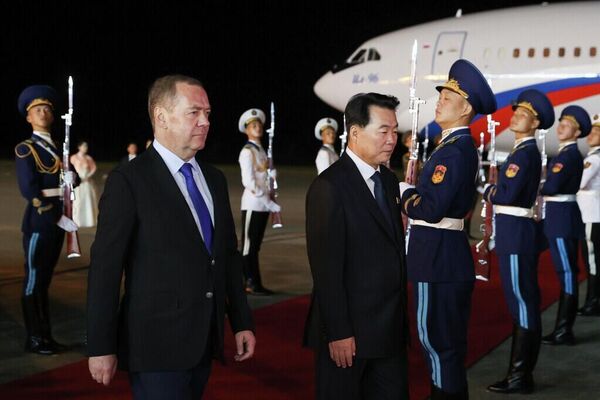 梅德韦杰夫飞抵平壤进行访问 - 俄罗斯卫星通讯社