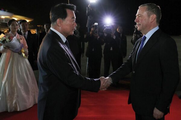 梅德韦杰夫飞抵平壤进行访问 - 俄罗斯卫星通讯社