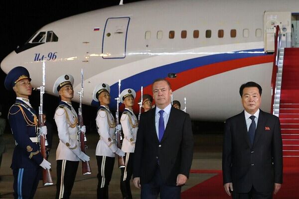 梅德韦杰夫飞抵平壤进行访问 - 俄罗斯卫星通讯社