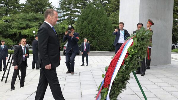 梅德韦杰夫向平壤解放塔敬献花圈 - 俄罗斯卫星通讯社