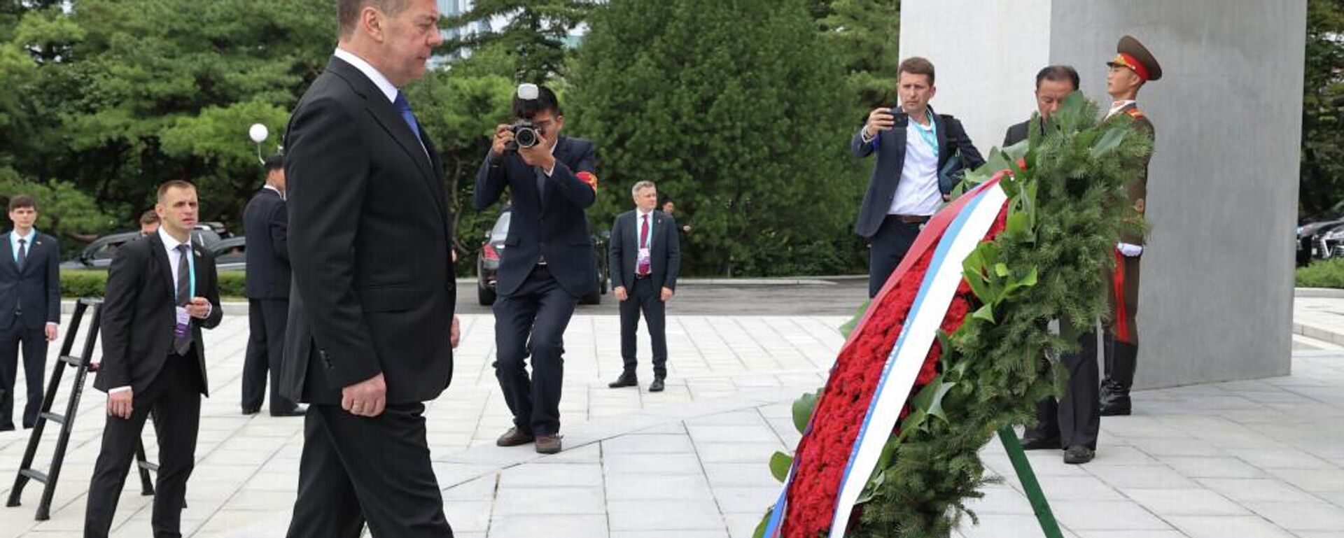 梅德韦杰夫向平壤解放塔敬献花圈 - 俄罗斯卫星通讯社, 1920, 09.10.2025