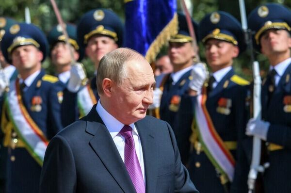 拉赫蒙熱情迎接普京 - 俄羅斯衛星通訊社