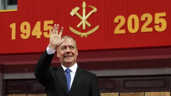 梅德韋傑夫在平壤向金正恩轉交金日成致斯大林的檔案信函 - 俄羅斯衛星通訊社