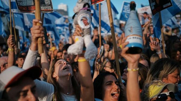 以色列民众聚集在特拉维夫等待从加沙释放的以色列人质 - 俄罗斯卫星通讯社