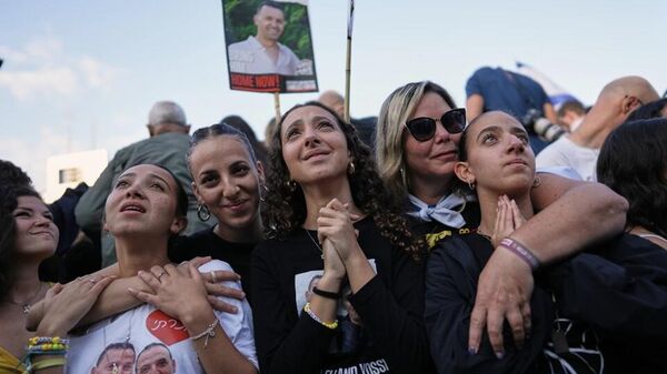 以色列民众聚集在特拉维夫等待从加沙释放的以色列人质 - 俄罗斯卫星通讯社