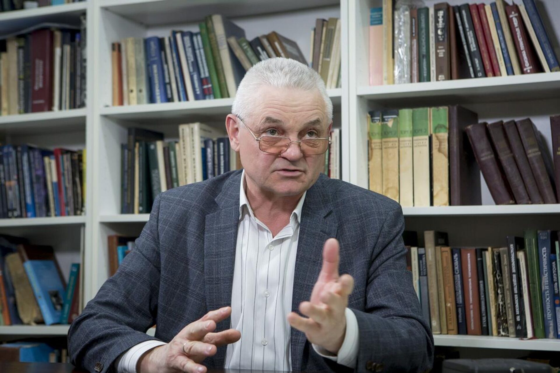 Заведующий лабораторией геохимии Луны и планет ГЕОХИ РАН Евгений Слюта Заведующий лабораторией геохимии Луны и планет ГЕОХИ РАН Евгений Слюта - 俄罗斯卫星通讯社, 1920, 13.10.2025