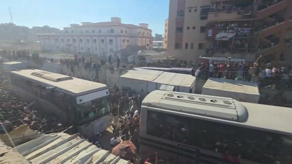 首批巴勒斯坦获释者已抵达西岸和加沙 - 俄罗斯卫星通讯社