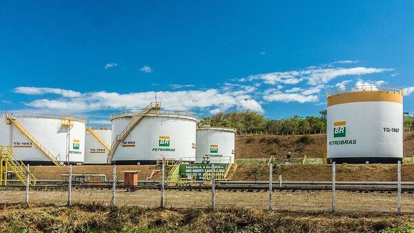 媒体：巴西Petrobras公司将签署对印超600万桶石油供应协议 - 俄罗斯卫星通讯社