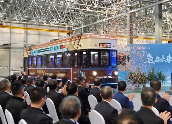 2025年10月16日，人们出席中国首列氢能文旅列车“氢春号”正式下线仪式。（图片来源：Zhang Yao/中新社/VCG via Getty Images） - 俄罗斯卫星通讯社