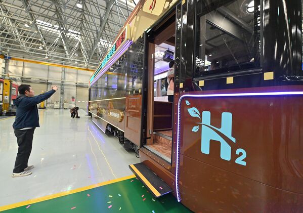 2025年10月16日，一名男子在吉林省长春市拍摄中国首列氢动力文旅列车“氢春号”。（图片来源：Zhang Yao/中新社/VCG via Getty Images） - 俄罗斯卫星通讯社