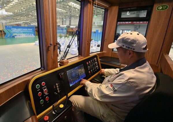 2025年10月16日，中国首列氢动力文旅列车“氢春号”在中国吉林省长春市正式亮相，可实现零碳排放。（图片来源：Zhang Yao/中新社/VCG via Getty Images） - 俄罗斯卫星通讯社