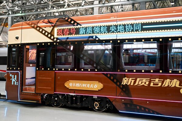 2025年10月16日，中国首列氢能文旅列车“氢春号”在吉林长春正式下线。（图片来源：VCG/VCG via Getty Images）。 - 俄罗斯卫星通讯社