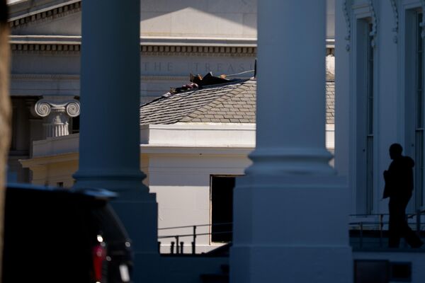 施工人员正在拆除白宫东翼建筑的屋顶 施工人员正在拆除白宫东翼建筑的屋顶 - 俄罗斯卫星通讯社