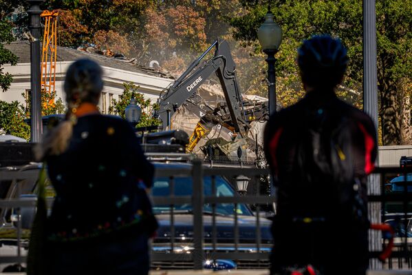 行人驻足观看施工现场 行人驻足观看施工现场 - 俄罗斯卫星通讯社