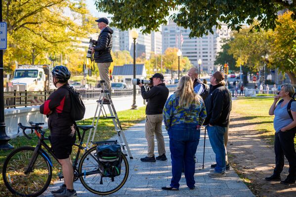 人们驻足观看和拍摄施工现场 人们驻足观看和拍摄施工现场 - 俄罗斯卫星通讯社