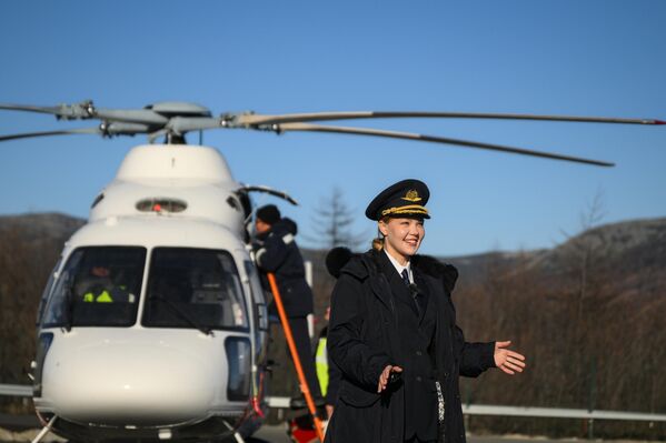 俄罗斯“科雷马航空”航空公司首位双发动机“安萨特”直升机女飞行员、机长伊琳娜·多利尼娜（Irina Dolinina）在起飞前。 - 俄罗斯卫星通讯社