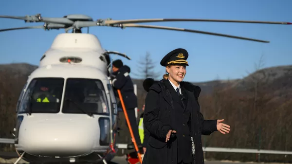 俄”科雷马航空“首位女飞行员驾驶“安萨特”直升机 - 俄罗斯卫星通讯社