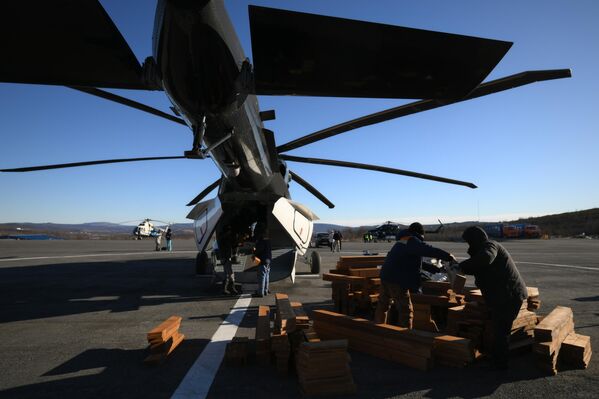 多用途米-38直升机正在装载货物。 - 俄罗斯卫星通讯社