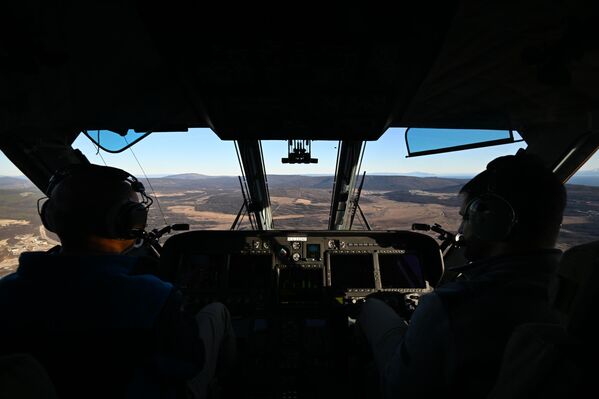 俄罗斯“科雷马航空”航空公司的飞行员在直升机驾驶舱内飞行时。 - 俄罗斯卫星通讯社
