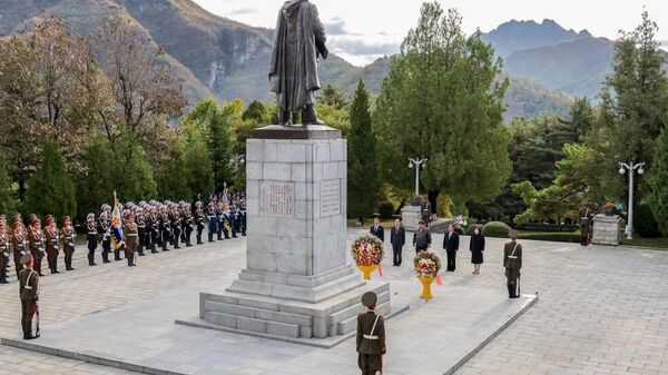 金正恩凭吊中国人民志愿军烈士 - 俄罗斯卫星通讯社