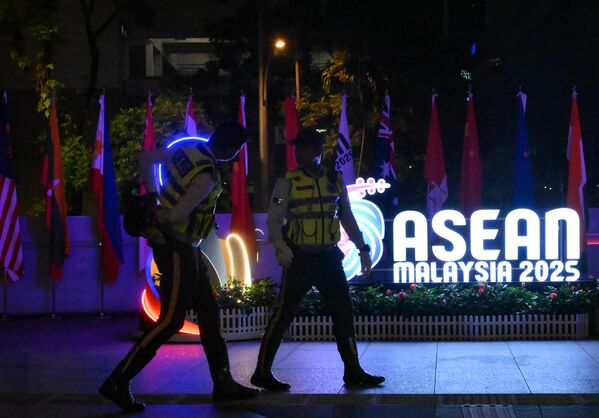 吉隆坡会议中心的警察巡逻。 吉隆坡会议中心的警察巡逻。 - 俄罗斯卫星通讯社