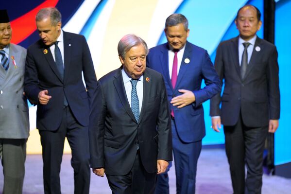 10月26日,联合国秘书长古特雷斯(中)在东盟峰会开幕式上亮相。 10月26日,联合国秘书长古特雷斯(中)在东盟峰会开幕式上亮相。 - 俄罗斯卫星通讯社